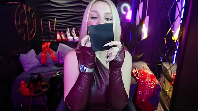 Snapshot of MistressDarsy chatting on March 13, 2:33 pm MistressDarsy online show from March 13, 2:33 pm