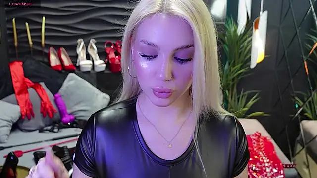 Snapshot of MistressDarsy chatting on March 18, 6:14 am MistressDarsy online show from March 18, 6:14 am