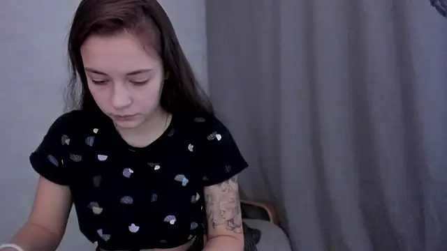 Snapshot of why_again_me chatting on February 14, 2:02 pm why again me online show from February 14, 2:02 pm