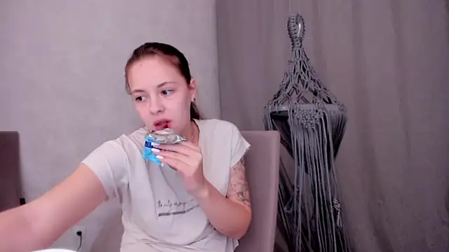 Snapshot of why_again_me chatting on February 23, 9:37 pm why again me online show from February 23, 9:37 pm