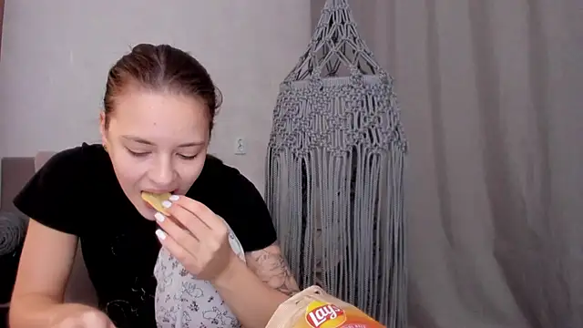 Snapshot of why_again_me chatting on March 6, 4:17 pm why again me online show from March 6, 4:17 pm