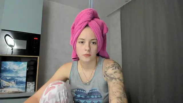 Snapshot of why_again_me chatting on October 22, 7:57 pm why again me online show from October 22, 7:57 pm