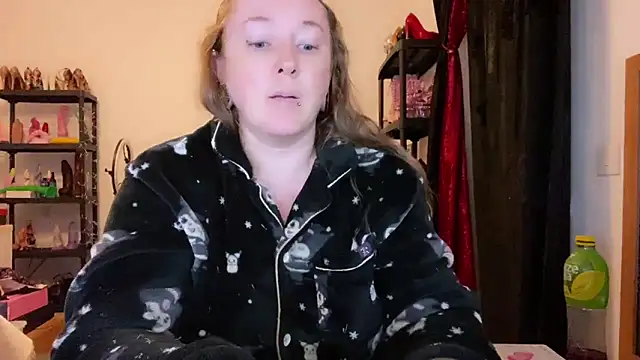 kisicaxx online show from December 14, 6:12 pm