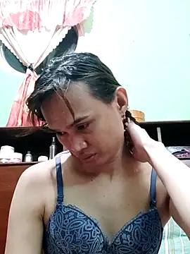 Snapshot of QueenSoreal chatting on December 4, 2:37 pm QueenSoreal online show from December 4, 2:37 pm