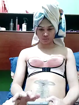 Snapshot of QueenSoreal chatting on December 5, 1:09 pm QueenSoreal online show from December 5, 1:09 pm