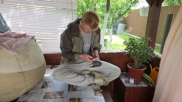 Snapshot of Vuitton chatting on May 29, 12:03 pm Vuitton online show from May 29, 12:03 pm