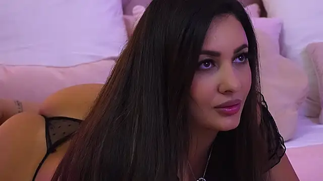 YaaraCollins online show from November 6, 7:59 pm