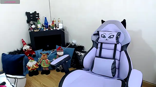 Snapshot of sophialxxx chatting on December 3, 7:45 pm sophialxxx online show from December 3, 7:45 pm