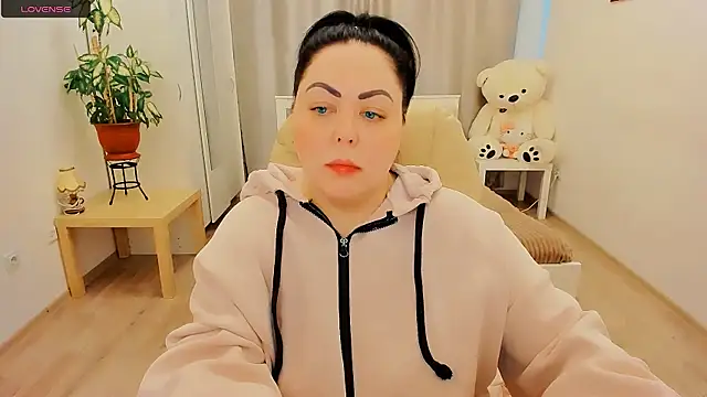 Nina Hopper online show from April 3, 1:20 pm