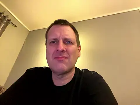 Snapshot of HuddledRemote chatting on March 8, 9:51 pm HuddledRemote online show from March 8, 9:51 pm