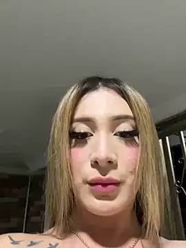 Snapshot of bunny_bicht chatting on February 23, 1:46 am bunny bicht online show from February 23, 1:46 am