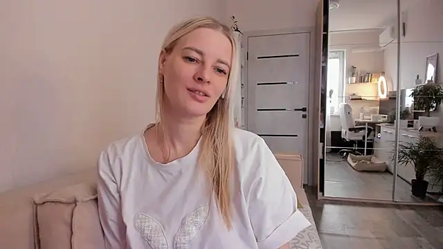 Snapshot of HILT_ON chatting on November 4, 4:55 am HILT ON online show from November 4, 4:55 am