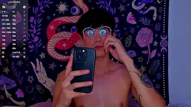 Snapshot of LeaneSeb chatting on December 4, 2:31 am LeaneSeb online show from December 4, 2:31 am