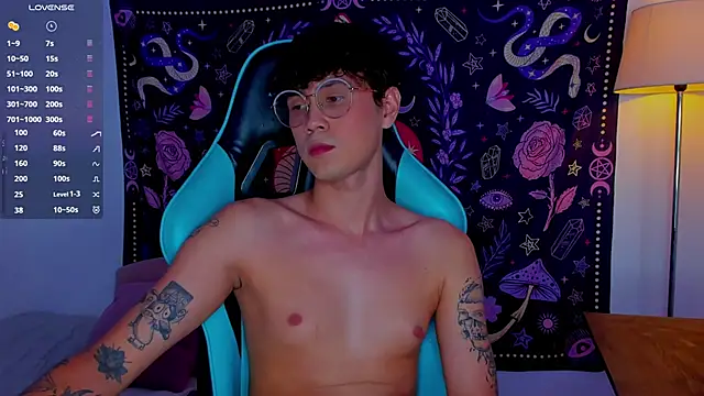 Snapshot of LeaneSeb chatting on December 13, 12:20 am LeaneSeb online show from December 13, 12:20 am