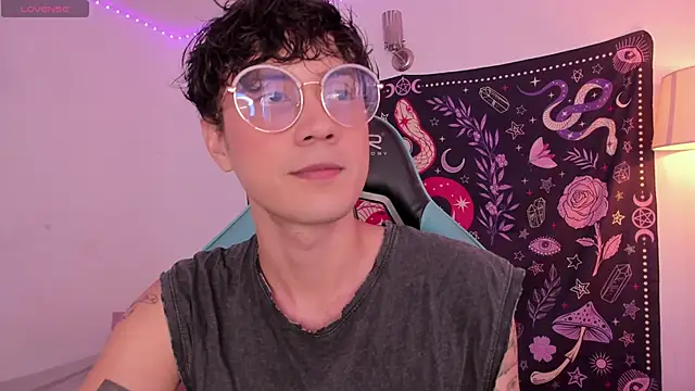 Snapshot of LeaneSeb chatting on December 14, 8:18 pm LeaneSeb online show from December 14, 8:18 pm