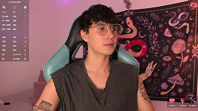 Snapshot of LeaneSeb chatting on December 16, 3:08 am LeaneSeb online show from December 16, 3:08 am