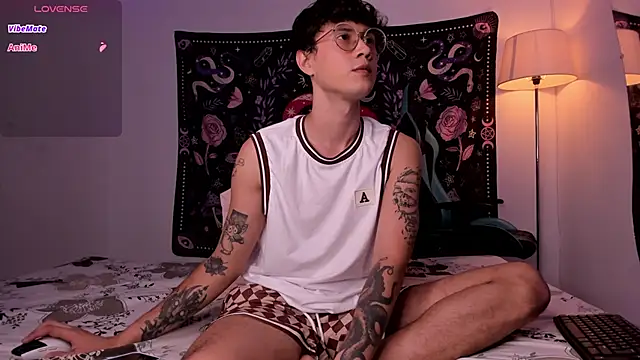 Snapshot of LeaneSeb chatting on December 19, 4:57 pm LeaneSeb online show from December 19, 4:57 pm