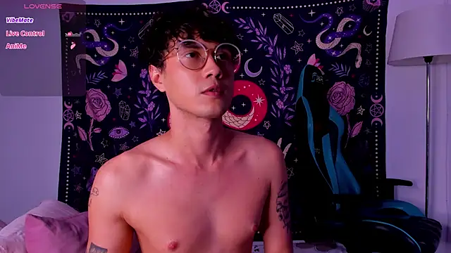 Snapshot of LeaneSeb chatting on December 20, 1:54 pm LeaneSeb online show from December 20, 1:54 pm