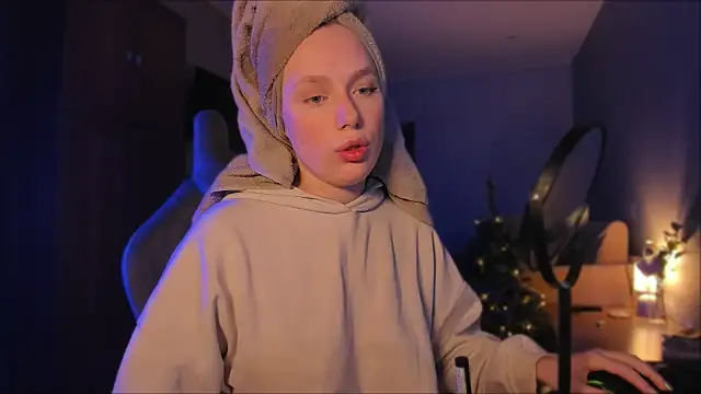 Snapshot of Rachel_Ro chatting on December 27, 4:10 pm Rachel Ro online show from December 27, 4:10 pm