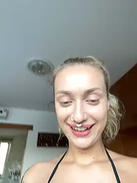 Snapshot of MonicaMilz chatting on February 3, 10:36 am MonicaMilz online show from February 3, 10:36 am