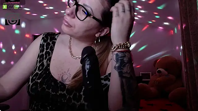 Snapshot of SonyaDevon chatting on January 4, 4:12 am SonyaDevon online show from January 4, 4:12 am