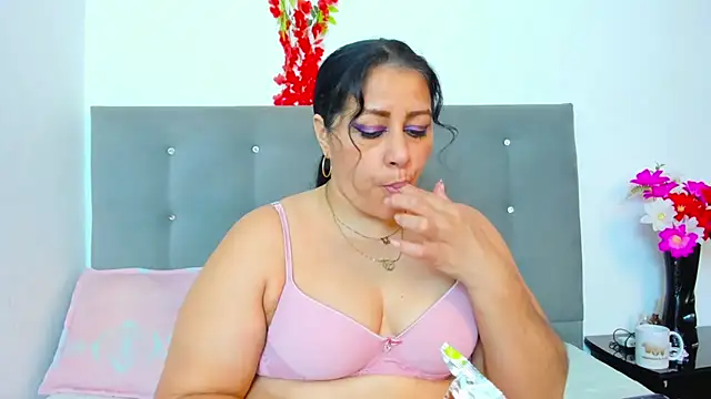 Snapshot of SexxyPamela chatting on September 24, 7:33 am SexxyPamela online show from September 24, 7:33 am