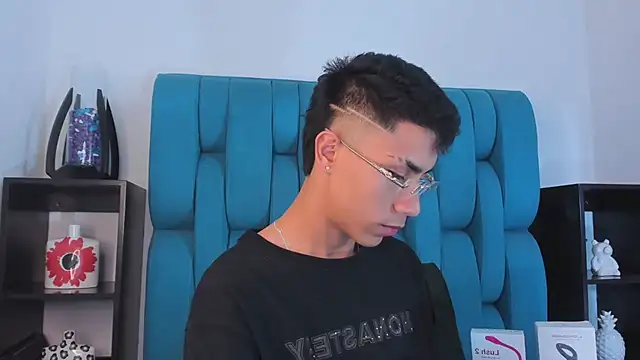 Snapshot of AlanNaughty chatting on December 27, 8:07 pm AlanNaughty online show from December 27, 8:07 pm