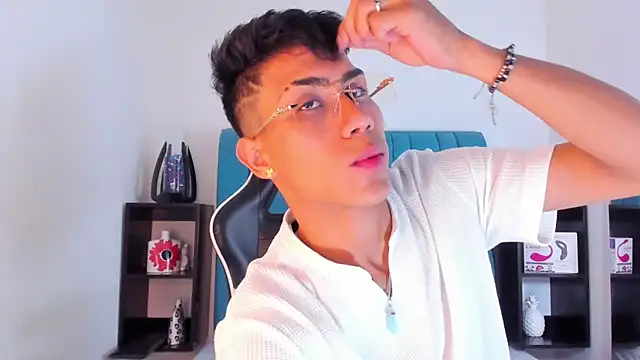 Snapshot of AlanNaughty chatting on January 22, 8:59 pm AlanNaughty online show from January 22, 8:59 pm