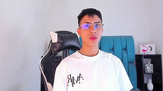 Snapshot of AlanNaughty chatting on January 23, 10:01 pm AlanNaughty online show from January 23, 10:01 pm