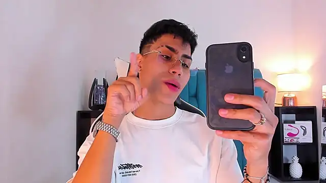 Snapshot of AlanNaughty chatting on February 1, 5:18 am AlanNaughty online show from February 1, 5:18 am