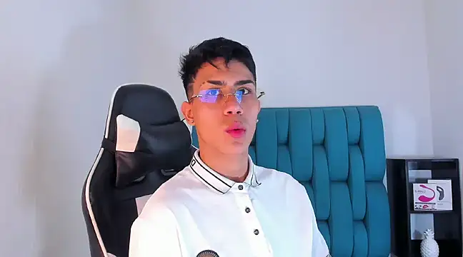 Snapshot of AlanNaughty chatting on February 2, 4:26 am AlanNaughty online show from February 2, 4:26 am