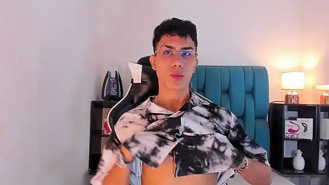 Snapshot of AlanNaughty chatting on February 13, 4:32 am AlanNaughty online show from February 13, 4:32 am