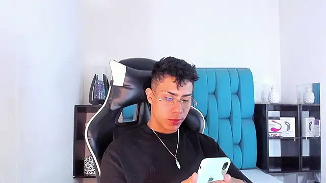 Snapshot of AlanNaughty chatting on February 26, 8:33 pm AlanNaughty online show from February 26, 8:33 pm