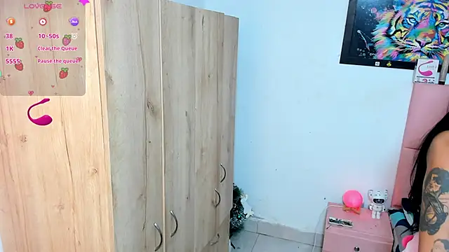 Snapshot of sofia_gold_ chatting on December 13, 11:45 am sofia gold  online show from December 13, 11:45 am