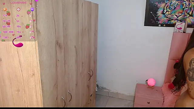 Snapshot of sofia_gold_ chatting on January 7, 7:17 pm sofia gold  online show from January 7, 7:17 pm