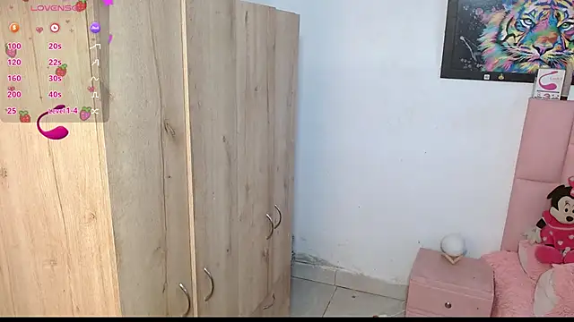 Snapshot of sofia_gold_ chatting on January 9, 1:45 pm sofia gold  online show from January 9, 1:45 pm