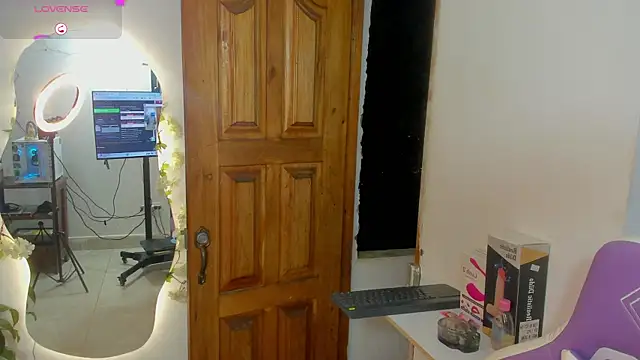 Snapshot of sofia_gold_ chatting on October 26, 12:05 am sofia gold  online show from October 26, 12:05 am