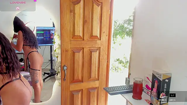 Snapshot of sofia_gold_ chatting on October 27, 7:07 pm sofia gold  online show from October 27, 7:07 pm