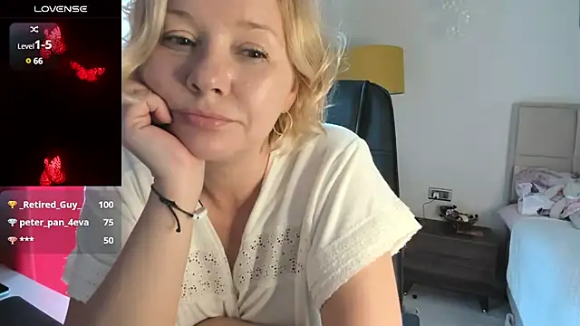 Snapshot of Colette__1977 chatting on March 13, 9:32 am Colette  1977 online show from March 13, 9:32 am