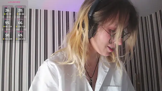 Snapshot of _Hanna_Moon_ chatting on December 9, 10:43 am Hanna Moon online show from December 9, 10:43 am