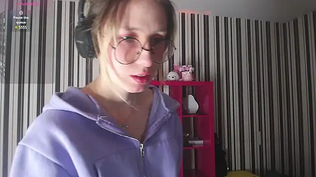 Snapshot of _Hanna_Moon_ chatting on December 16, 8:20 am Hanna Moon online show from December 16, 8:20 am