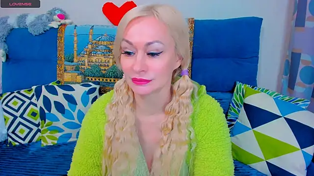 EllenMoore online show from January 14, 2:40 am