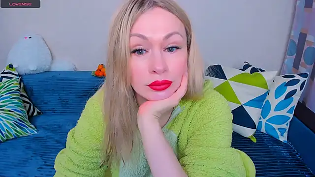 EllenMoore online show from March 19, 3:10 am