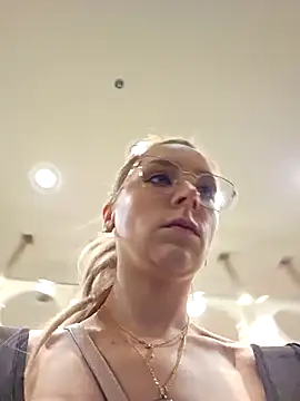 LilyOrion online show from December 3, 8:50 pm