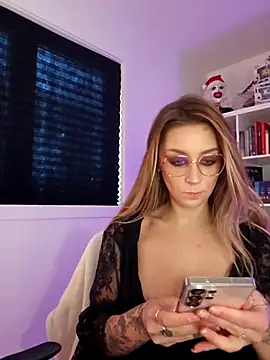 LilyOrion online show from November 18, 8:57 pm