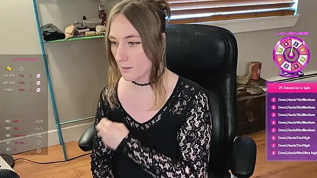 luluvaladon online show from February 26, 1:11 am