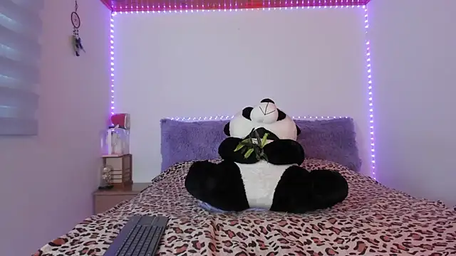 Snapshot of Arenne_rouse chatting on December 20, 10:39 pm Arenne rouse online show from December 20, 10:39 pm