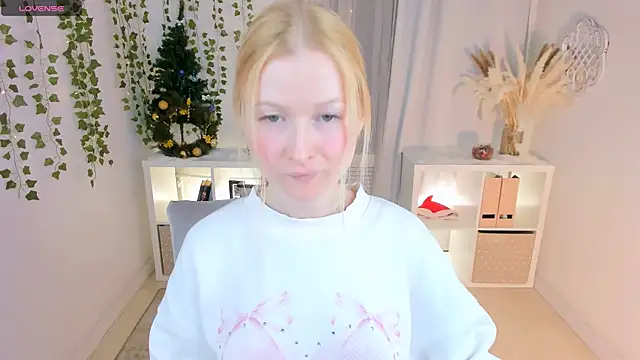 Laly Peach online show from January 9, 7:40 pm