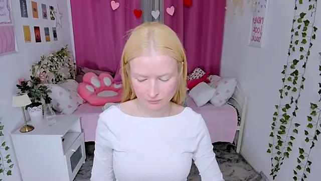Snapshot of Laly_Peach chatting on June 7, 6:50 am Laly Peach online show from June 7, 6:50 am