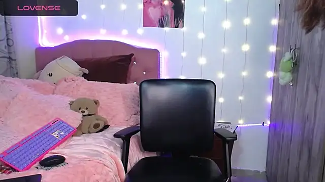 Snapshot of camy_doll chatting on November 26, 8:32 pm camy doll online show from November 26, 8:32 pm